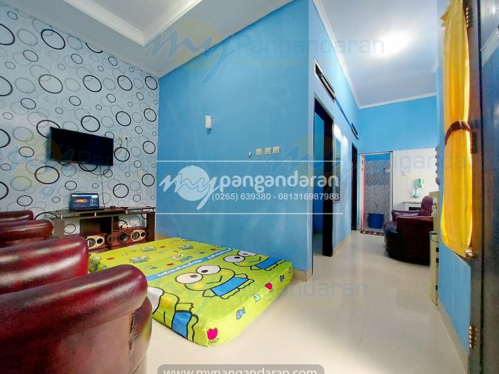  Tampilan Ruang Keluarga Kayra Homestay Pangandaran<br />
Di lengkapi dengan TV, dispenser, sofa dan Free Extra Bed 1